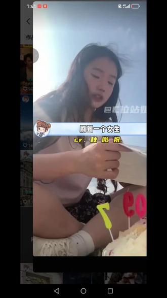 王金浩与芋圆的完整爱情故事 故事的主角是芋圆(女主)和王金浩(男主),两人在校园里相识,是情窦初开的少男少女,展开了像偶像剧一样的青涩爱恋。
- 男生浪漫又注重仪式感,总借着各种理由给女主悄悄送零食和小礼物;
- 他们一起逛超市、拍合照、过纪念日,把平凡的日常过出了满满的甜蜜氛围感。
💔 故事转折:意外降临的悲剧
男生的人生仅有六千多天,而他们相爱的三年时光,就占据了他人生的六分之一。
在去年年底,男生因病意外离世,曾经鲜活的爱恋戛然而止,只留下女主独自面对空荡荡的生活。
🕯️ 故事后续:一个人的漫长思念
男主离开后,女主独自完成了两人曾经约定好的事:
- 在爱人的坟前读手写的三周年信件,准备了不会枯萎的积木勿忘我花,可偏偏掉落的就是勿忘我;
- 带着蛋糕、鲜花奔赴约定,却总被意外阻拦,像冥冥之中的遗憾;
- 去寺庙祈福,对着空荡的世界许愿,在只有自己的纪念日里,完成双人的仪式。
💡 核心文案戳点
他的人生六千多天,而他们相爱的时间就占据了六分之一。
故事的开始是两个情窦初开的少男少女,像偶像剧般展开的校园爱情,可故事的结尾,却是相爱的人阴阳两隔。
偏偏碎掉的花,也是勿忘我