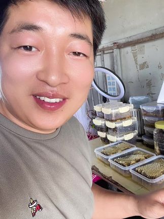 第一次吃蜂巢蜜就被惊艳到!蜂巢的脆韧搭配爆浆蜜液,口感层次超丰富,还带着天然花香味,连不爱吃甜的人都夸好!#养蜂日记 #强烈推荐