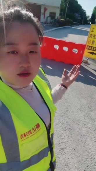 告诉大家一个好消息,我们接到通知今天下午可以通车了,在也不用从龙洞河绕行了,我得到通知第一时间来告诉大家了。#好消息来了 #通车了#第一时间来告诉大家
