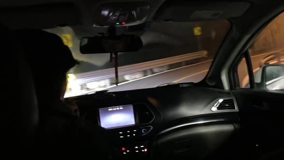 一个人的独行 径山探雪
2日丑时,微信朋友圈获悉,浙江余杭径山大雪。于是凌晨三点驱车出发,车程190公里,六点到浙江余杭径山景区山下,不料被卡口拒入。车停边上,正在做攻略,一位当地村民敲窗问由,随即表示不是问题,于是我坐上了他的车,只用十多分钟就到了山顶。
新年伊始,遇见美好,人美、雪美、景美,心态更好了,辛苦并快乐!