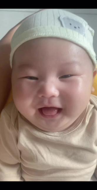 由于我整个孕期都很爱看名模坤直播,以及各种吐舌头视频,于是我就得到了一个迷你坤,我的宝宝2个月的时候就爱吐舌头了#绝对是亲生的 #抖加小助手 #助手抖音 #名模坤 #镜头下的你正在悄悄长大 @名模坤