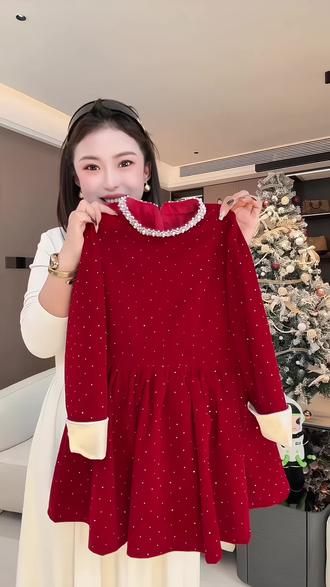 家里有小公主的一定要给她买这条加绒连衣裙,冬季新款设计,配色显白衬肤色,非常适合现在的天气,小女孩都超级喜欢的小裙子!#童装 #红色 #新年装 #红色连衣裙 #女童礼服