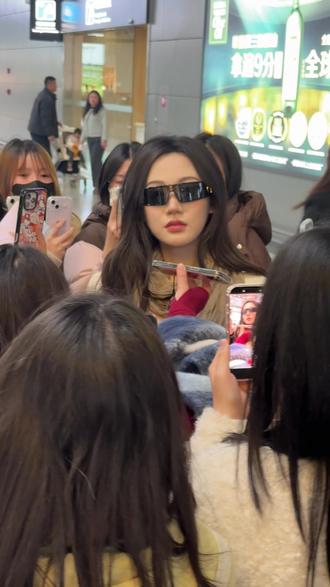 偶遇#张晋宜 #近距离看明星 还碰巧一个航班,帮大家看过了,很漂亮~