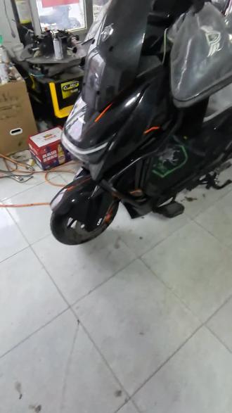 #电动车维修日常 #创作者中心 #创作灵感 #同城 #赛鸽黑武士外卖专家 赛鸽黑武士安装大锂电,更换刹车片