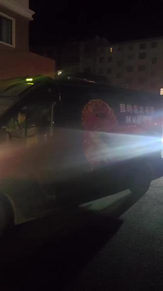 这是一个3分02秒的视频,宋晓峰歌曲MV我的东北老家拍摄团队,来到了我们七台河市勃利县,当我得到消息之后,领着我73岁的老母亲前往亿达广场,峰哥见到我的母亲之后,感动的哭了,送了我们CD,真心的谢谢你峰哥,你一定会越来越好、越来越顺的、如果有一天你累了,欢迎您来到我们勃利县,这里永远是你的家#宋晓峰 #原创视频 #正能量@宋晓峰