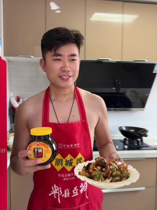 今天厨房40几度的温度,老婆孩子要吃干锅鱼,就算短裤汗湿我也要做,用丁点儿干锅酱做出来就是好吃,老婆孩子不停的夸我😛😛😛#日常vlog #暑假生活 @仙桃贝姐穿搭服饰(7.3号11点清货)