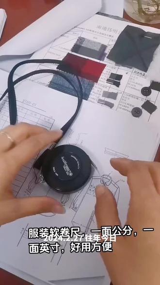 家里一定要备一个这样的家用软尺,它不仅结实耐用,而且刻度非常清晰,还是双面刻度,一面是市寸,一面是厘米,平时给孩子量身高、量三围,或者买衣服不知道选多大尺寸的时候,都可以用它来测量,简直不要太方便,关键是价格也不贵,喜欢的朋友赶紧点击链接抢购吧!#皮尺 #卷尺#迷你小卷尺#三围尺