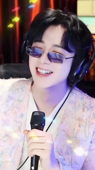 你尽管往前走,我们永远在你身后支持你! 康乃馨音乐节6.0,这晚很开心,唱了很多以前的老歌,让我很感伤,以前直播时的画面历历在目,老大你也在怀念过去的自己吧,直播结束后,大家真的也发现了一些变化,原来你在悄悄与过去的自己告别!告别过去展望未来,加油老大!你一定会越来越好,在我们心里你永远都是最棒的刘宇宁,你尽管往前走,我们永远在你身后!#刘宇宁#摩登兄弟刘宇宁