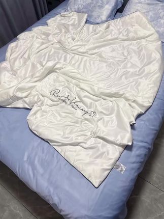 猫人冰丝夏凉被四件套,包含被子、床单和两只枕套。它用的是冰丝面料,触感滑溜溜、凉丝丝的,夏天盖着特别舒服。透气性好,能快速吸湿排汗,不会让人觉得闷热黏腻。被子填充轻盈,盖着没什么压迫感。做工精细,边缘整齐,款式简约大方,适配各种卧室风格 。#夏凉被四件套 #四件套 #家纺床上用品 #家纺 #透气舒适