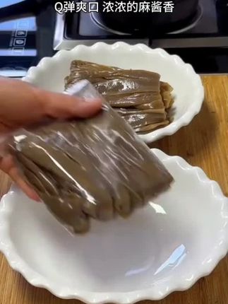 终于出了荞麦粗粮做的鲜凉皮了,天气热来一份酸辣爽口好吃又满足 #妈呀太香了 #荞麦凉皮