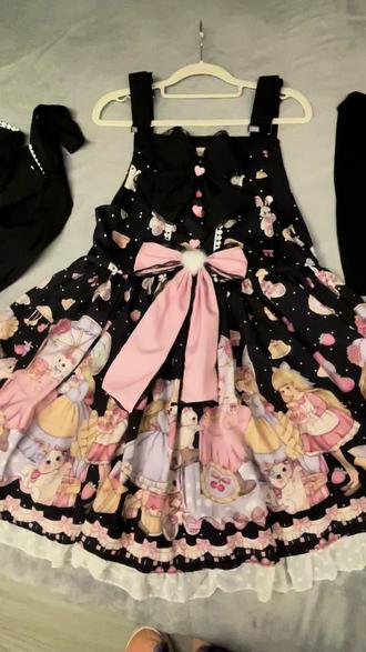 喵糖lolita原创群测评
1.平价1o群,主包在隔壁买的,价格很实惠
2.裙子很可爱,没有内衬,但是有腰带和袜子,原本要剪的蝴蝶结是分开的,主包给加上去了。
3.预算不多的话宝宝们勇敢冲啊
#洛丽塔lolita #lolita原创 #希望对大家有帮助