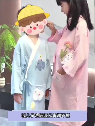 家有萌娃的宝妈们看过来👀 必须安利这款能让咱“解放双手”的纱布浴巾!,从幼儿园用到初高中都没问题,不管是3岁小豆包,还是16岁大孩子,都能轻松拿捏🤏 超大尺寸裹住全身妥妥的,3岁娃自己拽着边角就能裹紧,洗完澡再也不用喊“妈妈”递衣服擦身子,咱终于能摆脱“追娃擦澡”的命运,这快乐谁懂啊😭,吸水力更是一绝💦 纱布层像会呼吸的小海绵,贴在皮肤“嗖嗖”吸走水珠,孩子裹着在房间溜达两圈,后背、胳膊肘的水全干啦~女宝等干透穿小内内更安心,男宝跑跳玩耍也不会掉,安全感直接拉满✨ 而且还有成人款,妈妈们买一件当亲子装,一家人整整齐齐超有爱👨👩👧👦,有娃家庭真的别错过!快给家里小宝贝安排上,轻松开启“娃自主洗澡”新时代🛁,#母婴好物 #纱布浴巾 #亲子装 #解放双手神器 #睡衣套装