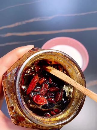 宝宝十个月了,母乳还足足的,每次只要我感觉奶少不够宝宝吃了,我就用开水冲泡两勺#姜红 ,喝一碗下肚,,乃水热热的出来了,多又浓,宝宝吃都吃不完#宝妈分享 #追奶 #母乳再也不是奢望 #下奶汤