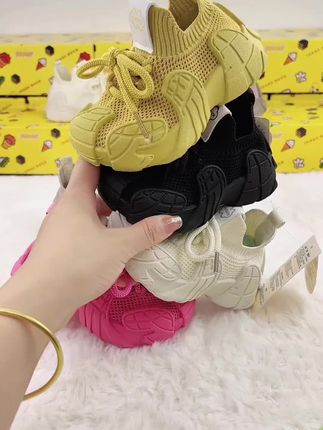 这个春夏一定要给孩子买一双舒适透气的小鞋子,就是这双小黄鸭家的新款飞织鞋,轻便又柔软,上脚很舒服,而且特别透气,鞋底也是做了防滑设计的#母婴好物 #童鞋 #儿童运动鞋 #宝宝鞋子 #软底宝宝鞋
