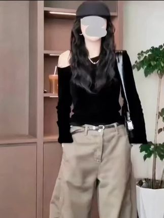 被这套休闲复古穿搭拿捏!黑露肩上衣+卡其阔腿裤,随性又显腿长,贝雷帽、腰带添细节,配黑包、带纹鞋,利落时髦。在有绿植的室内摆拍,日常出街、探店穿,轻松拿捏松弛感,谁穿谁是复古达人~