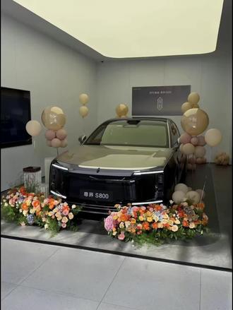 截至2025年12月25日,尊界S800官方公布的最新大定订单数据为超18000台(截至12月中旬),上市175天达成该成绩 ;12月23日官方宣布其上市202天累计交付突破10000辆。
江淮的逻辑还是原来的那个逻辑……一年内,进入百元俱乐部,才能让江淮品牌从普通大众汽车洗礼到中高端乘用车的造车阶级跃迁,这是发展战略,而非和华为简单的业务合作。
尊界S800大定,是中国高端乘用车的突围之战,口碑和市场反应已经超越仰望U8。
要超越S800,只有华为自己,华为问界M7-M8-M9,已经在30-60万区间成为霸主。在手机应用端,华为手机已经成为国产标杆。无论从企业形象,行业地位,科技研发,华为系都已经是王者,而且和一般厂商差距越来越大。
新能源汽车的发展未来,一定是越来越安全,越来越智能,越来越舒适,越来越经济,越来越环保。这是时代机遇,更是生产力进步的结果。我们用时间来验证!#尊界s800 #百元俱乐部 #韭菜