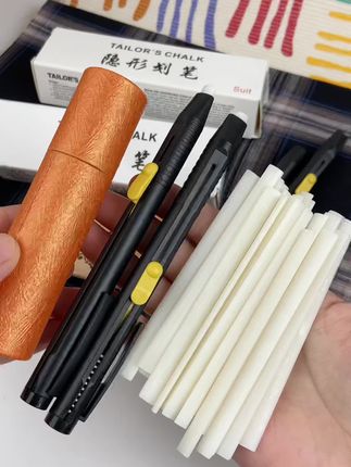 裁缝现在做衣服都用这样隐形的划粉笔了,线条清晰流畅熨斗一烫就消失#划粉 #做衣服 #缝纫实用工具 #强烈推荐