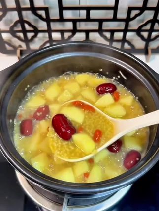 这个小米真的太好了,干净无杂,熬出来的粥那叫一个香甜可口,每一粒都圆滚滚、胖乎乎的,用来煮粥或者炸豆浆都很合适,香香甜甜,早上来上一碗小米粥好吃又健康#小米 #小米粥 #黄小米