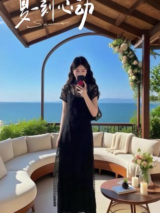 宝子们,大码女孩的福音来啦!这款【风情万种】新中式套裙,简直是为咱量身打造😍 先瞧这黑色吊带裙,质感满满。修身剪裁贴合曲线,完美勾勒出大码女孩独有的韵味,一点都不臃肿。裙摆设计灵动飘逸,走路带风。 再配上蕾丝罩衫,绝了!精致的蕾丝花纹,透着若有若无的性感,满满的中式古典风情。它不仅能巧妙藏肉,还增添了几分温婉与优雅。 两件套组合,无论是参加活动,还是日常出街,都能让大码女孩轻松展现自信魅力,风情万种。宝子们别犹豫,赶紧入手,美翻这个夏天💖 #大码女装 #新中式 #夏季新款 #蕾丝罩衫套裙#暑假出游穿搭