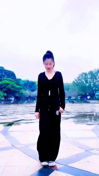 看似简单。跳起来真费劲。周末打个卡