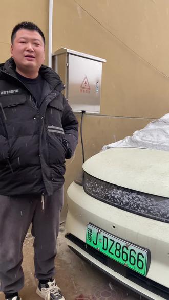 比亚迪海豚的雪地模式,到底怎么做,今天河南下雪实测一下!#比亚迪海豚 #雪地模式 #用车知识 #河南下雪