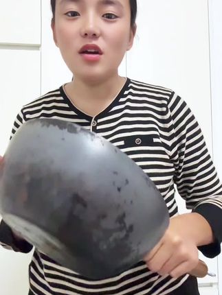 你家也有这种刷不出来的黑锅吗?如果不是自己洗出来,我也不会相信锅底黑这么好洗!#力清锅底除黑面膜#锅底黑垢清洗剂 #家居好物