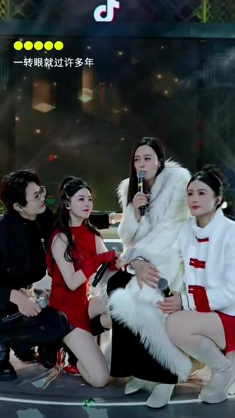 2025.12.14.豚豚小公主五周年庆师徙四人同框,好温馨好有爱的画面,加油!会越来越好的以后都走花路吧!视频有点长,请耐心看完…#🌈唐艺(15号海澜飞马唐艺梦想大舞台#豚豚🐬小公主(12月14号晚7点周年庆#小艾❤️⁹²¹³唐艺团队大师姐168队长#李向北(唐艺千万副播)