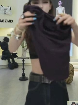 这件U领小上衣真的太绝了,面料柔软亲肤,而且超级百搭!U领设计性感又时尚,修身版型轻松掐出小蛮腰,不管是搭配牛仔裤还是短裙,都能穿出辣妹范儿~姐妹们快冲啊!#女装新品日 #服装搭配 #女装穿搭