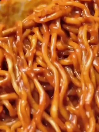 哇噻火鸡面,辣到我嘶哈嘶哈的,但是真的太好吃了,面条又粗又劲道,还是双份酱料包,一口下去黏糊糊的,满嘴爆汁,而且还是速食包装,宿舍懒人党也可以直接冲了#火鸡面 鸡