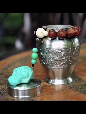 要重新整顿“你的圈子”在2026年很重要。 2026年的值年卦"天火同人"象征着光明普照、上下同心,在丙午马年的火性能量共振下,蕴含合作共赢的机遇。
卦象是火在下、天在上,火苗往上蹿,天光往下照,两两呼应。
摩挲着手串上的包浆,感觉懂了:这哪里是玄乎的卦理,分明是说——只要人对了,事儿就能成;只要心对了,路就能顺。
卦辞"同人于野,亨",提示突破小圈子局限,在广阔领域寻求志同道合的伙伴方能成事。就像这串珠子,每一颗都有自己的纹路,却能串成一条完整的链。走出去,和同频的人相遇,和靠谱的人同行,这一年,自然顺风顺水。
卦辞说“利涉大川”,摒弃小圈子思维("同人于宗,吝"),主动跨界联结;选择"价值观对齐"的伙伴,避免利益捆绑型合作。
2026,拼的不是单打独斗,是你能不能找到那个和你一起“涉大川”的人。
最后一句“利君子贞”,不论是首先还是其次,都还是人品得正,不能投机。
就像手里的这些老珠子,首先得料好,经得住盘,才见得到盘出的光。
走正道,守本心,人品在线,好运才能接住。
一句话:2026,找个对的人,一起干事业;找到同频的人,背上行囊一起出发。
#见自在物 #天火同人 #2026运势 #手串 #茶器