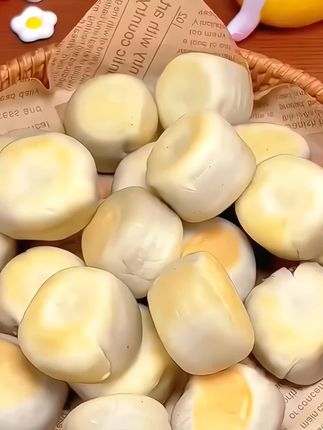 从去年火到今年的绿豆饼,口感品质都没变,皮薄馅大,一口下去绵密细腻微甜不腻,真的好好吃啊!#绿豆饼 #冰皮绿豆饼 #大人小孩都爱吃#口感特别好#哇又便宜又好吃