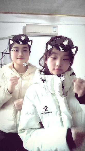 两个人机的自我修养🤣 #姐妹 #手势舞