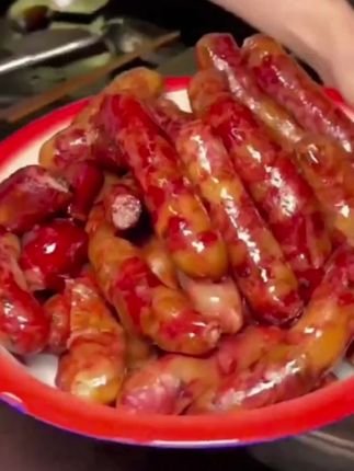 #创作灵感 四川的麻辣香肠,选用纯肉做的,现做现发,肥瘦相间,一口下去麻辣鲜香,一口爆汁,超过瘾超满足 #妈呀太香了 #麻辣香肠#特产美食#腊味