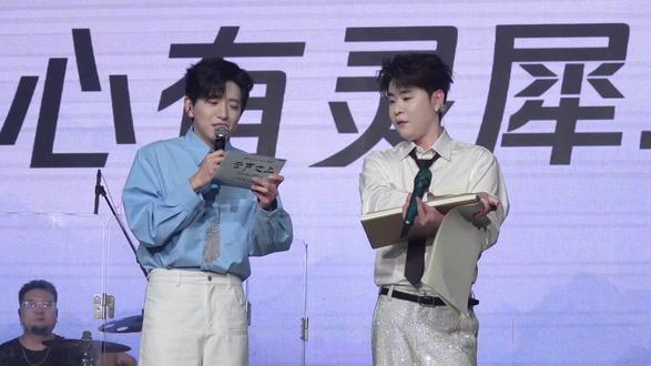全程不敢吱声但笑的嘎嘎的一趴
张老师的表情太好品了😏😏😏