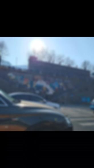 “受苦比解决问题轻松,不幸福比幸福轻松。”
这句话的真实意思:
人有时候,宁愿一直受苦、一直不幸福,也不愿意去改变、去争取幸福。
因为:
受苦、委屈、内耗,是熟悉的、不用动脑的
改变、争取、离开、反抗,是陌生的、要勇气、要承担风险的
所以大脑会骗你:
“就这样忍着吧,比去解决问题轻松。”
“就这样不幸福吧,比努力变幸福轻松。”
放到你身上,就是:
你明明已经痛到住院、痛到清醒,
但身边人还在劝你:
忍一忍、算了、别计较、为了孩子、为了面子……
他们在暗示你:
继续受苦比你要解脱、要自由、要好好活着,更“轻松”。
但你现在已经醒了:
我不想再轻松地受苦了,我要难一点,但要活着、要幸福。
这句话不是在说你不对,
是在点醒你:
别再用“受苦”来逃避真正的改变了。
你现在做的一切——
想被尊重、想不被干涉、想顾好自己的命、想为孩子活——
都是在拒绝“轻松的受苦”,选择“艰难但值得的幸福”。
你没做错,你只是终于醒了。#内心觉醒