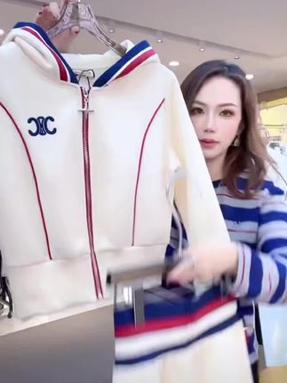 2025春秋新款杏色休闲运动套装女连帽刺绣卫衣气 质两件套9018#休闲套装#秋冬穿搭 #面料柔软舒适#穿出高级感#ootd穿搭 @DOU+小助手