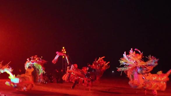 春节的阿那亚,观看非遗文化传承“打铁花”。