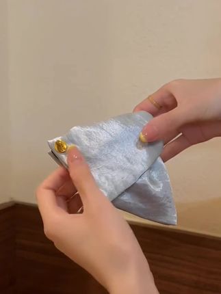 果然发饰的镜头就是极简,就是这个看起来很夸张的贝壳抓夹,戴上头还真有惊喜!只需要这样随手一夹,就能拥有一个圆润饱满的后脑勺,又温柔又显气质,真的很难拒绝#三角发夹 #半扎发夹 #抓夹 #缎面发夹 #气质发夹