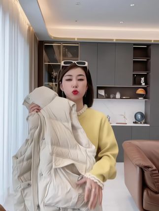 朵拉《自由搭配》2025年秋季纯色百搭羽绒马甲 #强烈推荐 #休闲减龄穿搭 #面料柔软舒适#洋气减 分享龄#马甲