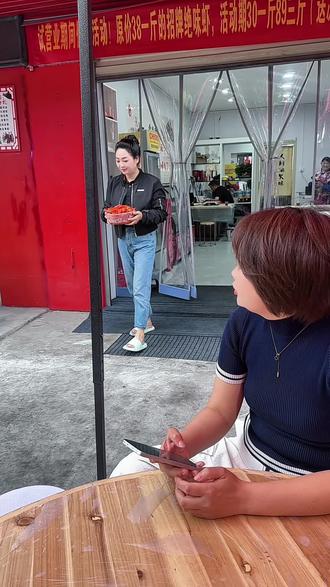 会说这个绕口令才能点虾😜 #搞笑 #这个服务员太搞笑了 #绕口令憋笑挑战 #荆门美食探店 #虾小馆