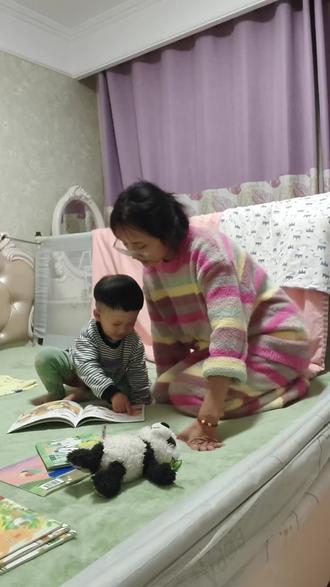 望望最喜欢的绘本之二:《幸福小鸡》#日常分享 #亲子阅读打卡 #绘本阅读 #人类幼崽的日常 #