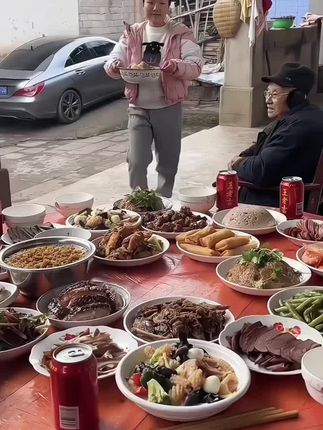 家人们,吃饭没?这个价入手五斤精选猫牙米,今天必须给你们分享这款猫牙长米香米!它颗粒修长,晶莹剔透,蒸煮后,香气瞬间弥漫整个屋子,每一口都软糯弹牙,越嚼越香。不管是做炒饭还是煲粥,都超绝!而且价格实惠,性价比超高,还在等什么,赶紧囤,开启美味新体验!软糯可口,全家都爱吃 #猫牙米 #猫牙长粒香米#长粒香米#猫牙米#猫牙米推荐