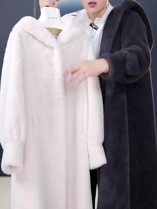 1. 谁穿谁好看的雪兰貂绒外套。 2. 柔软亲肤又保暖的雪兰貂绒外套。 3. 简约大气又百搭的雪兰貂绒外套。