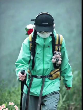 三年级就要写350字的大作文了,孩子不会写妈妈又不会教,给他准备这本同步作文,简单实用接地气,孩子一看就能开窍