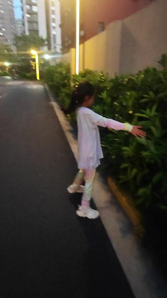 原来大人说话是真的难听! 小孩的天真和善良真是让人自惭形秽
虽然我此时的悔恨和羞愧无比真实
但我知道,只要一辅导学习,我还是更能共情自己
