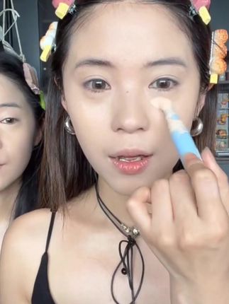姐妹们发现了一个超好用的遮瑕,就是这个PIPL贴贴遮瑕!它是这种笔状的设计,可以精准的点涂在需要遮瑕的位置,而且它的刷头很柔软,轻轻一按就可以上妆了。质地轻盈又细腻,很水润服帖,不用担心卡粉的问题,小小一支随身带着补妆也特别方便哦#美妆#美妆分享