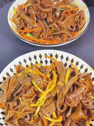 #荞麦鲜凉皮 吃起来又麻又辣又香,劲道爽滑,好吃还营养#鲜凉皮 #妈呀太香了 #开袋即食#手工凉皮