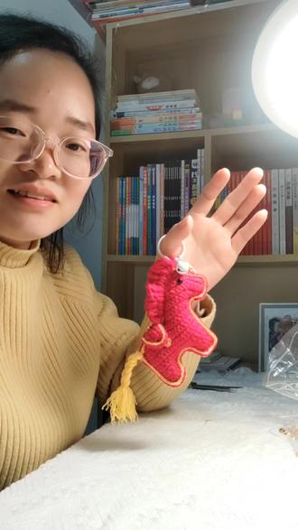 马蹄声声,踏碎旧岁的寒雪;春风阵阵,吹来新年的暖阳。愿你们以梦为马,不负韶华;所求皆如愿,所行化坦途。#手工 #钩织 #手作 #毛线钩织 #钩针编织