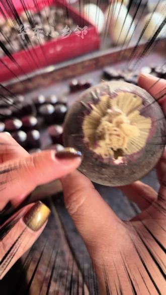 这一期来到了如东岔河——板鹞风筝手艺人郑老师家里。风筝的竹骨扎的是岁月,棉线牵的是情深。老一辈的爱与传承,从来都不急不躁,用一生的踏实磨一门手艺,用一世的坚守守一份热爱,也用慢慢的时光,陪一个人慢慢到老。#如东 #岔河 #板鹞 #风筝哨口 #民间手艺