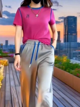 #普通人的秋冬硬核穿搭  女神们,今天给大家带来的是一款休闲运动套装,这款套装的设计理念是将运动与休闲完美融合,让你在享受运动乐趣的同时,也能尽情感受生活的休闲与舒适。首先,这款休闲运动套装采用了高品质的面料,轻盈透气,吸湿排汗能力强。让你在运动时始终保持舒适的感觉,搭配宽松舒适的版型,穿上它自由自在的感觉,姐妹们喜欢下单吧,现在有活动,超值超划算哦!#美出高级感 #显瘦穿搭 #气质穿搭 #穿搭